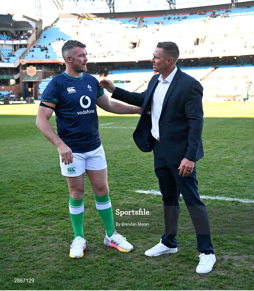 6 July 2024; Ireland captain Peter O’Mahony meetd former Munster teammate and current Supersport avalyst Jean de Villiers before the first test between South Africa and Ireland at Loftus Versfeld Stadium in Pretoria, South Africa. Photo by Brendan Moran/Sportsfile
