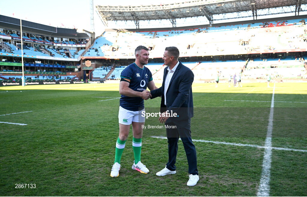 6 July 2024; Ireland captain Peter O’Mahony meetd former Munster teammate and current Supersport avalyst Jean de Villiers before the first test between South Africa and Ireland at Loftus Versfeld Stadium in Pretoria, South Africa. Photo by Brendan Moran/Sportsfile