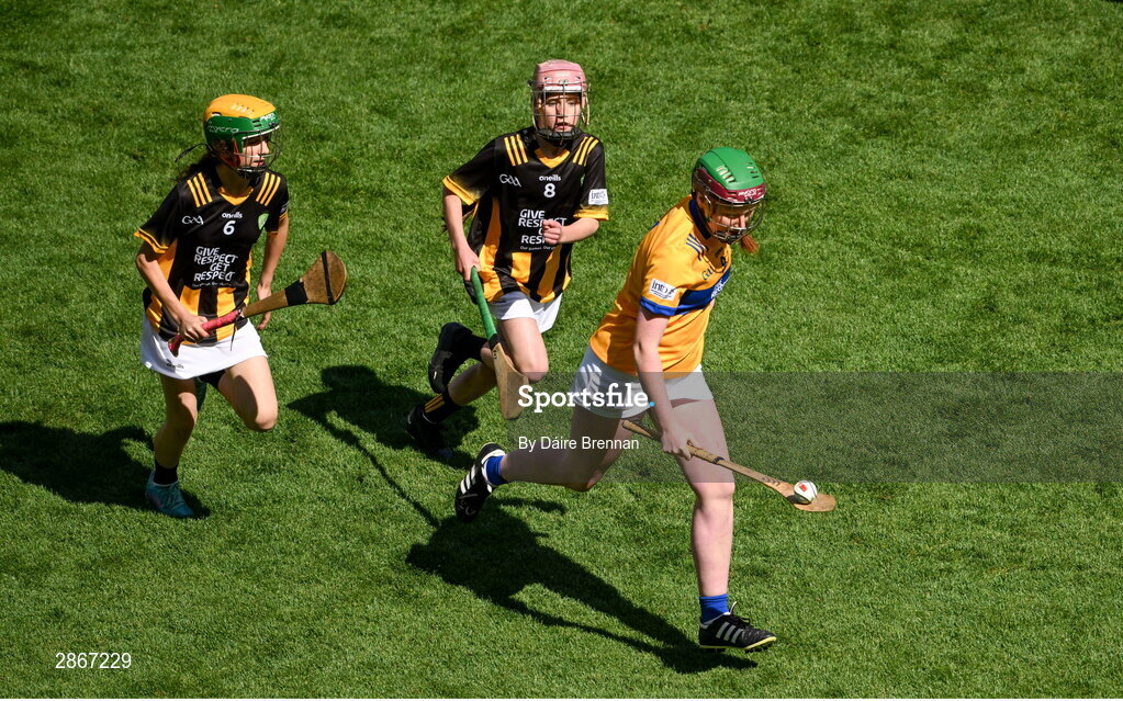 6 July 2024; Méabh Gallagher, Kiltale NS, Dunsany, Meath, representing Clare, in action against, Caitlin Griffith, Screen NS, Enniscorthy, Wexford, left, and Faye O'Connell, Rathnure NS, Rathnure, Wexford, representing Kilkenny, during the GAA INTO Cumann na mBunscol Respect Exhibition Go Games at the GAA Hurling All-Ireland Senior Championship semi-final match between Kilkenny and Clare at Croke Park in Dublin. Photo by Daire Brennan/Sportsfile