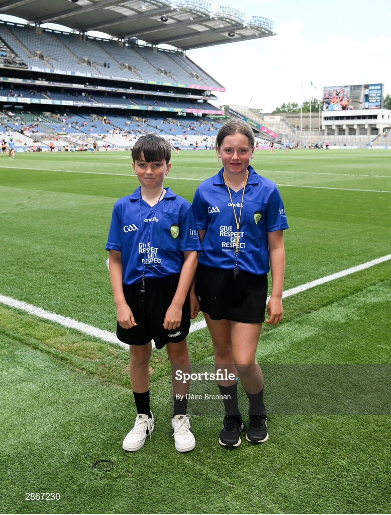 6 July 2024; Referees Referee Oisín Ó Sirín, Gaelscoil Osraí, Bóthar Uachtar Rátha, Cill Chainnaigh, and Referee Emma Ní Leannáin-Bhreathnach, Gaelscoil Osraí, Bóthar Uachtar Rátha, Cill Chainnaigh, ahead of the GAA INTO Cumann na mBunscol Respect Exhibition Go Games at the GAA Hurling All-Ireland Senior Championship semi-final match between Kilkenny and Clare at Croke Park in Dublin. Photo by Daire Brennan/Sportsfile
