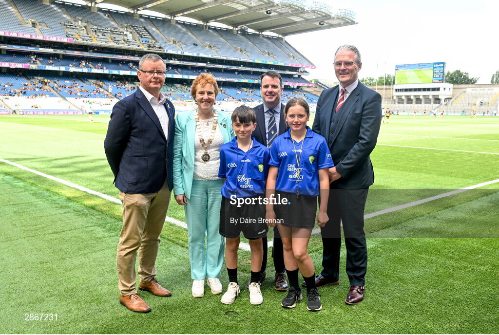 6 July 2024; Uachtarán an Cumann Camógaíochta Brian Molloy, INTO President Carmel Browne, Uachtarán Chumann Lúthchleas Gael Jarlath Burns, President of Cumann na mBunscol Gary Farrell, with the referees Referee Oisín Ó Sirín, Gaelscoil Osraí, Bóthar Uachtar Rátha, Cill Chainnaigh, and Referee Emma Ní Leannáin-Bhreathnach, Gaelscoil Osraí, Bóthar Uachtar Rátha, Cill Chainnaigh, ahead of the GAA INTO Cumann na mBunscol Respect Exhibition Go Games at the GAA Hurling All-Ireland Senior Championship semi-final match between Kilkenny and Clare at Croke Park in Dublin. Photo by Daire Brennan/Sportsfile
