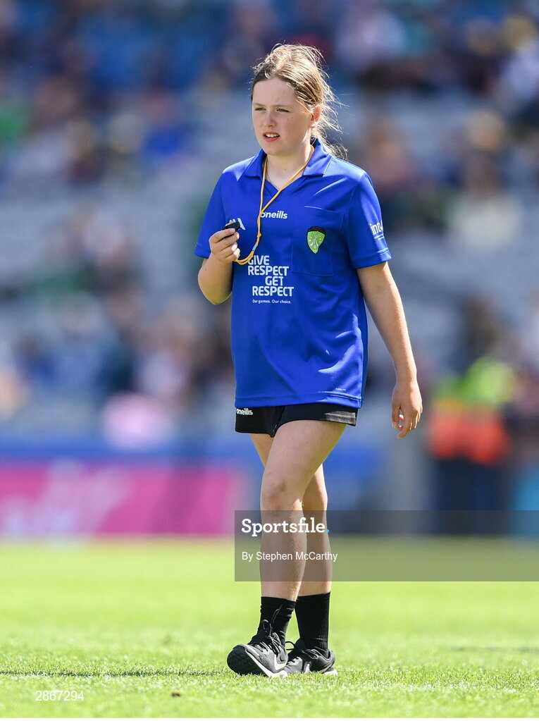 6 July 2024; Referee Emma Ní Leannáin-Bhreathnach, Gaelscoil Osraí, Bóthar Uachtar Rátha, Cill Chainnaigh, during the GAA INTO Cumann na mBunscol Respect Exhibition Go Games at the GAA Hurling All-Ireland Senior Championship semi-final match between Kilkenny and Clare at Croke Park in Dublin. Photo by Stephen McCarthy/Sportsfile
