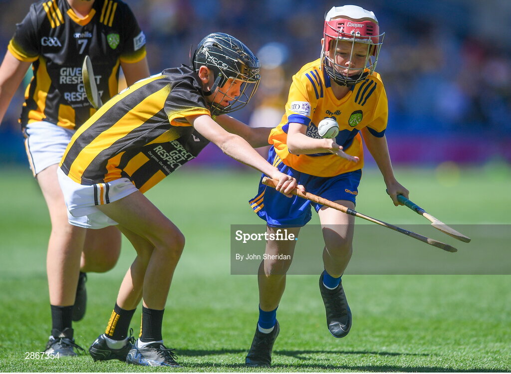 6 July 2024; Fionn Guinnessy, St Brendan's Boys NS, Loughrea, Galway, representing Clare in action against Conor Ó Ceallaigh, Sacred Heart NS, Clondalkin, Dublin, representing Kilkenny during the GAA INTO Cumann na mBunscol Respect Exhibition Go Games at the GAA Hurling All-Ireland Senior Championship semi-final match between Kilkenny and Clare at Croke Park in Dublin. Photo by John Sheridan/Sportsfile