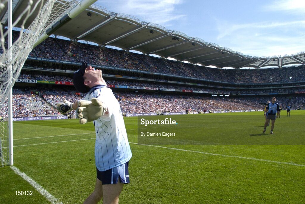 1 August 2004; Dublin goalkeeper Stephen Cluxton signals for a wide ball. Bank of Ireland All-Ireland Football Championship, Round 4, Dublin v Roscommon, Croke Park, Dublin. Picture credit; Damien Eagers / SPORTSFILE