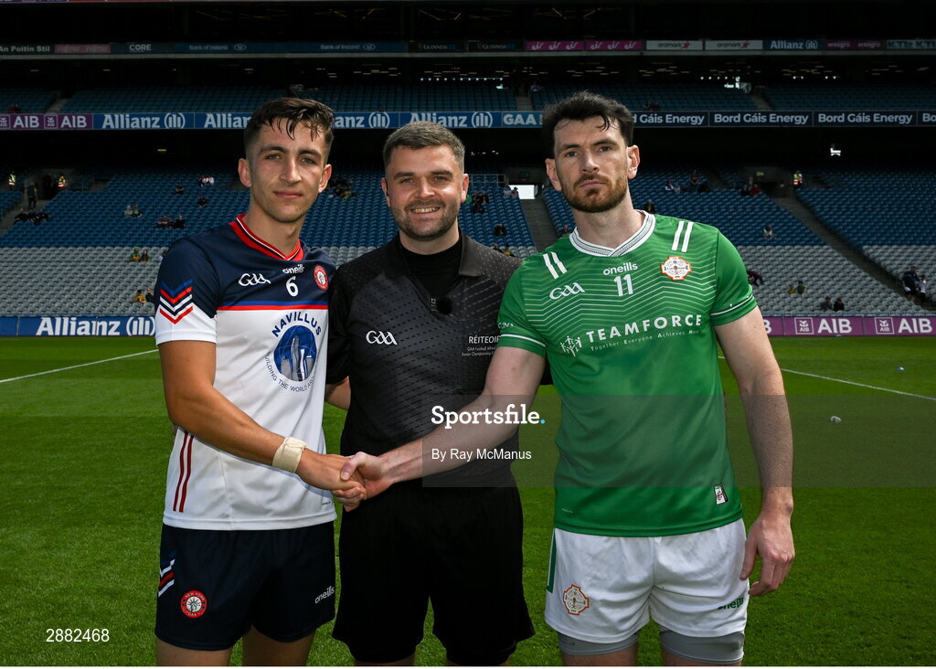 14 July 2024; Referee Conor Dourneen with the two captains Dylan Curran of New York and Ryan Forde of London  before the GAA Football All-Ireland Junior Championship final between London and New York at Croke Park in Dublin. Photo by Ray McManus/Sportsfile