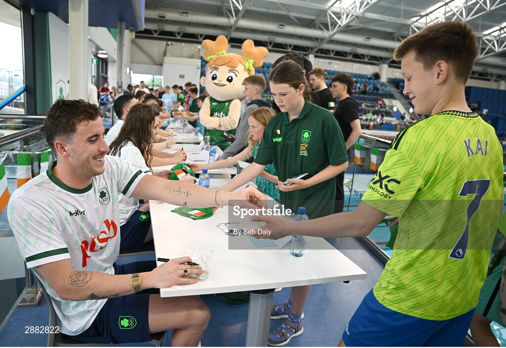 20 July 2024; Max McCusker gives a pin badge to a young supporter during a Team Ireland Paris 2024 Aquatics team training session at the National Aquatic Centre on the Sport Ireland Campus in Dublin. Photo by Seb Daly/Sportsfile