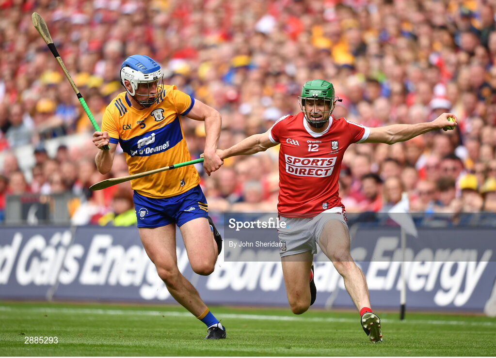 21 July 2024; Diarmuid Ryan of Clare in action against Séamus Harnedy of Cork during the GAA Hurling All-Ireland Senior Championship Final between Clare and Cork at Croke Park in Dublin. Photo by John Sheridan/Sportsfile