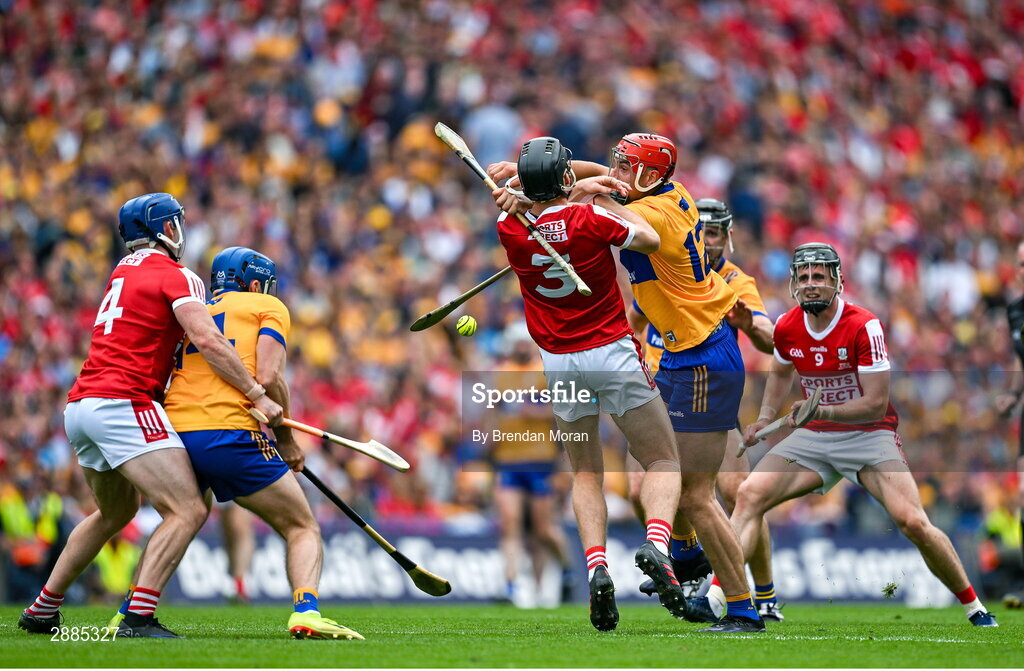 21 July 2024; Eoin Downey of Cork and Peter Duggan of Clare compete for a dropping ball during the GAA Hurling All-Ireland Senior Championship Final between Clare and Cork at Croke Park in Dublin. Photo by Brendan Moran/Sportsfile
