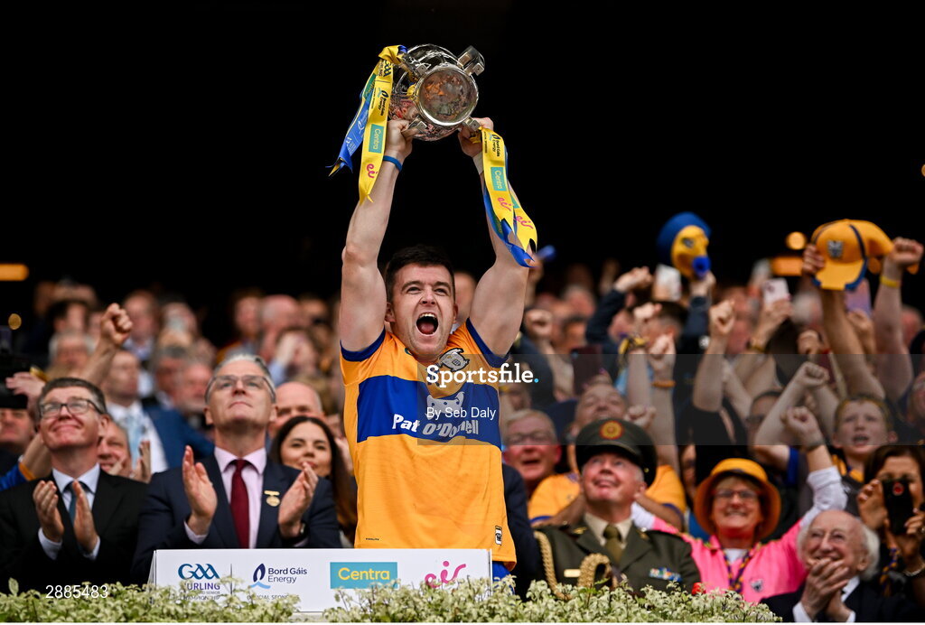21 July 2024; Clare captain Tony Kelly lifts the Liam MacCarthy cup after his side's victory in the GAA Hurling All-Ireland Senior Championship Final match between Clare and Cork at Croke Park in Dublin. Photo by Seb Daly/Sportsfile
