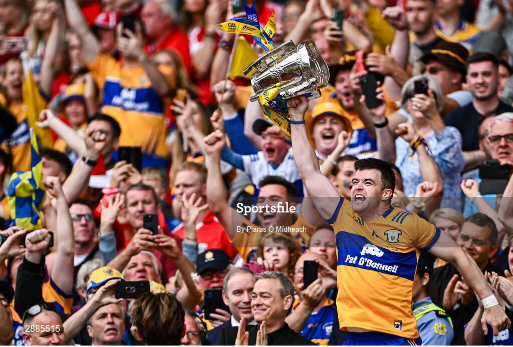 21 July 2024; Clare captain Tony Kelly lifts the Liam MacCarthy Cup after his side's victory in the GAA Hurling All-Ireland Senior Championship Final between Clare and Cork at Croke Park in Dublin. Photo by Piaras Ó Mídheach/Sportsfile