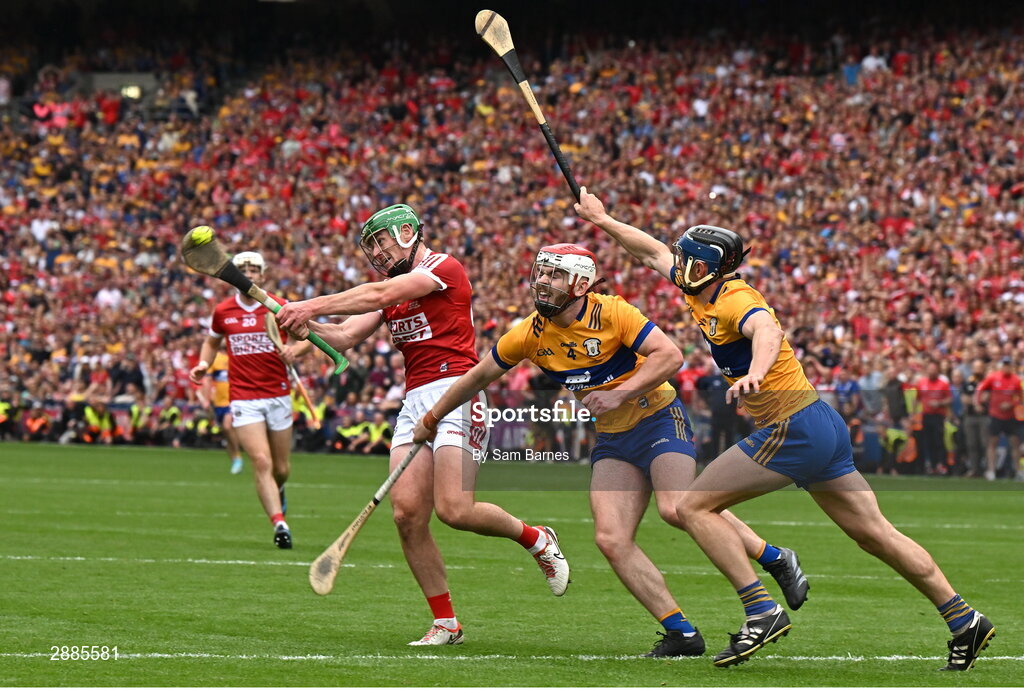 21 July 2024; Robbie O'Flynn of Cork shoots wide late in extra time whilst under pressure from Conor Leen and David McInerney of Clare during the GAA Hurling All-Ireland Senior Championship Final between Clare and Cork at Croke Park in Dublin. Photo by Sam Barnes/Sportsfile