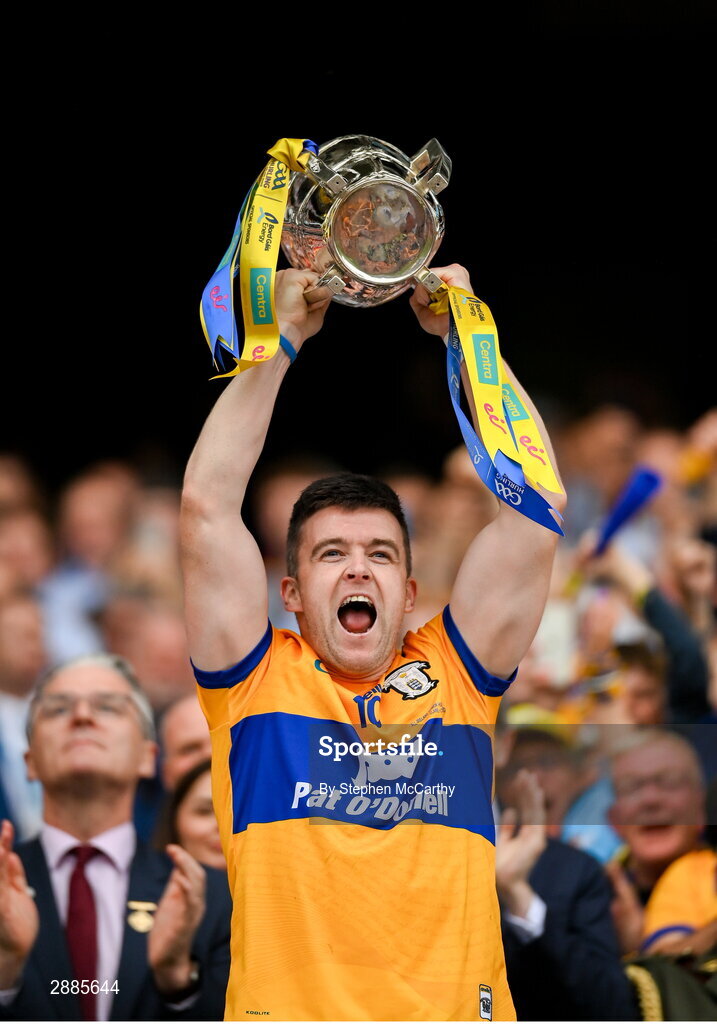 21 July 2024; Clare captain Tony Kelly lifts the Liam MacCarthy cup after the GAA Hurling All-Ireland Senior Championship Final between Clare and Cork at Croke Park in Dublin. Photo by Stephen McCarthy/Sportsfile