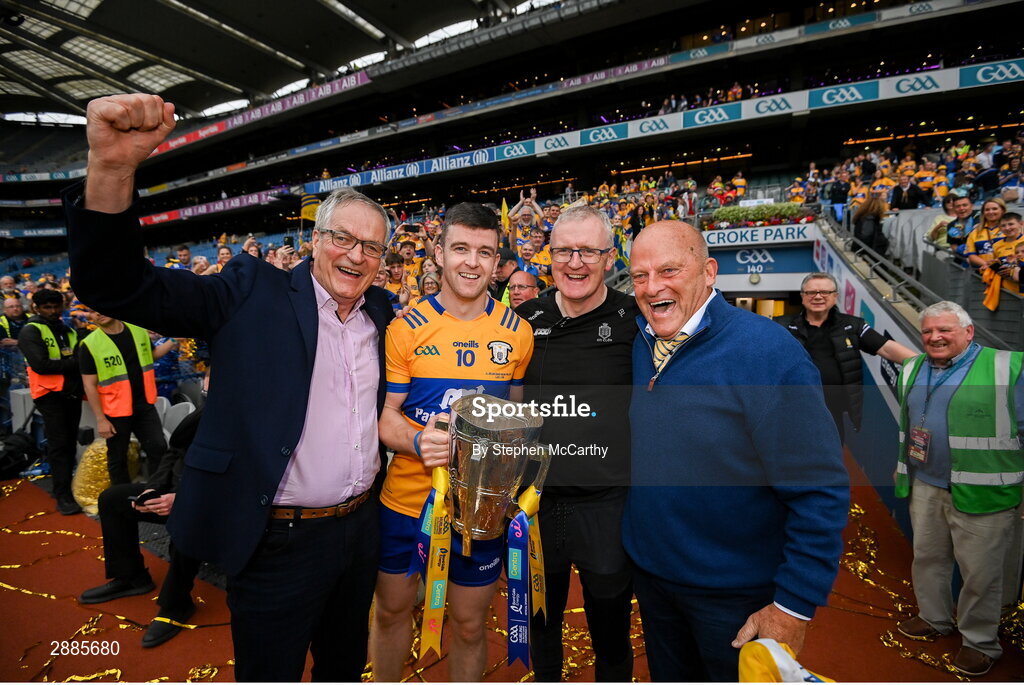 21 July 2024; Clare captain Tony Kelly and manager Brian Lohan celebrate with the Liam MacCarthy cup, Tony Considine, left, and Ger Loughnane, right, after the GAA Hurling All-Ireland Senior Championship Final between Clare and Cork at Croke Park in Dublin. Photo by Stephen McCarthy/Sportsfile