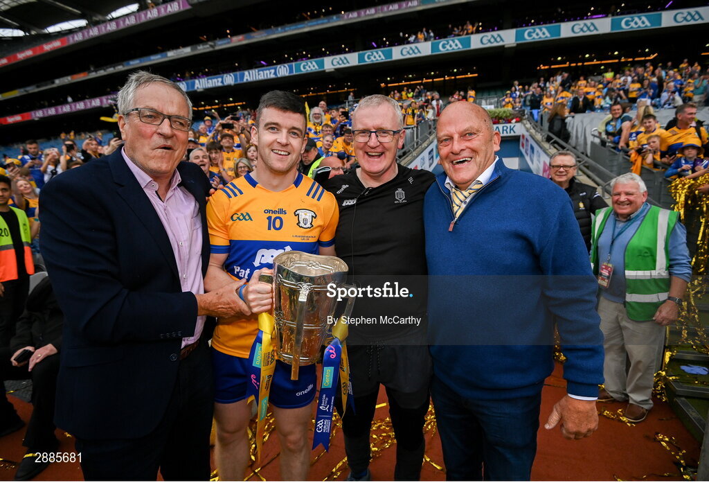 21 July 2024; Clare captain Tony Kelly and manager Brian Lohan celebrate with the Liam MacCarthy cup, Tony Considine, left, and Ger Loughnane, right, after the GAA Hurling All-Ireland Senior Championship Final between Clare and Cork at Croke Park in Dublin. Photo by Stephen McCarthy/Sportsfile