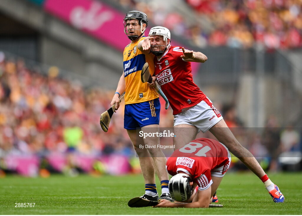 21 July 2024; Tony Kelly of Clare and Tim O'Mahony of Cork tussle during the GAA Hurling All-Ireland Senior Championship Final between Clare and Cork at Croke Park in Dublin. Photo by David Fitzgerald/Sportsfile