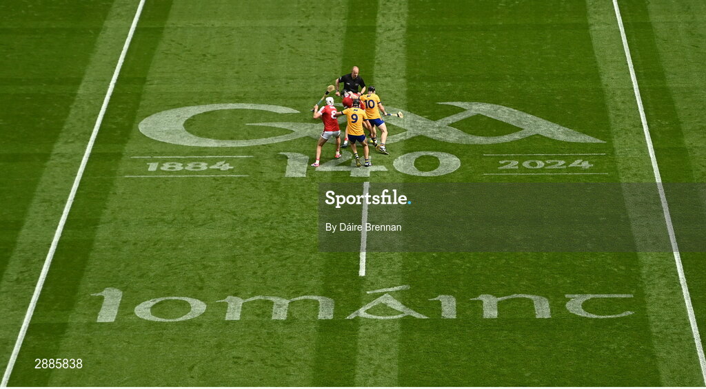 21 July 2024; Referee Johnny Murphy throws in the ball between Tim O'Mahony, left, and Darragh Fitzgibbon of Cork and Cathal Malone, and Tony Kelly of Clare to start the GAA Hurling All-Ireland Senior Championship Final between Clare and Cork at Croke Park in Dublin. Photo by Daire Brennan/Sportsfile