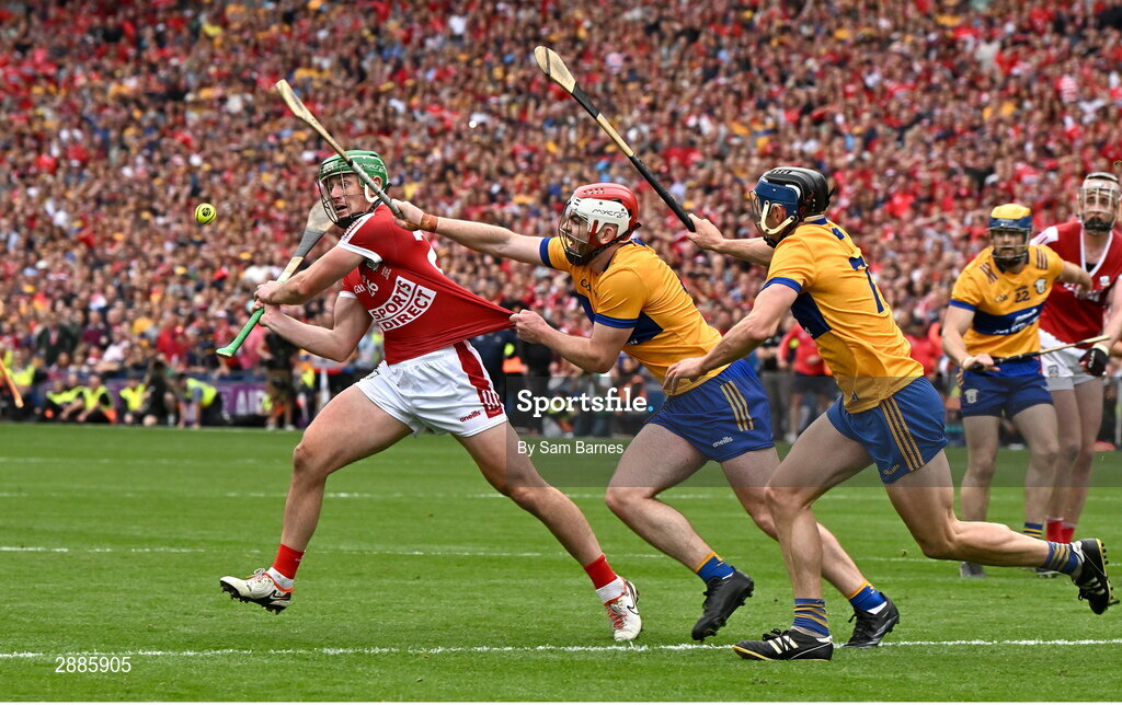 21 July 2024; Robbie O'Flynn of Cork shoots wide late in extra time whilst under pressure from Conor Leen and David McInerney of Clare during the GAA Hurling All-Ireland Senior Championship Final between Clare and Cork at Croke Park in Dublin. Photo by Sam Barnes/Sportsfile