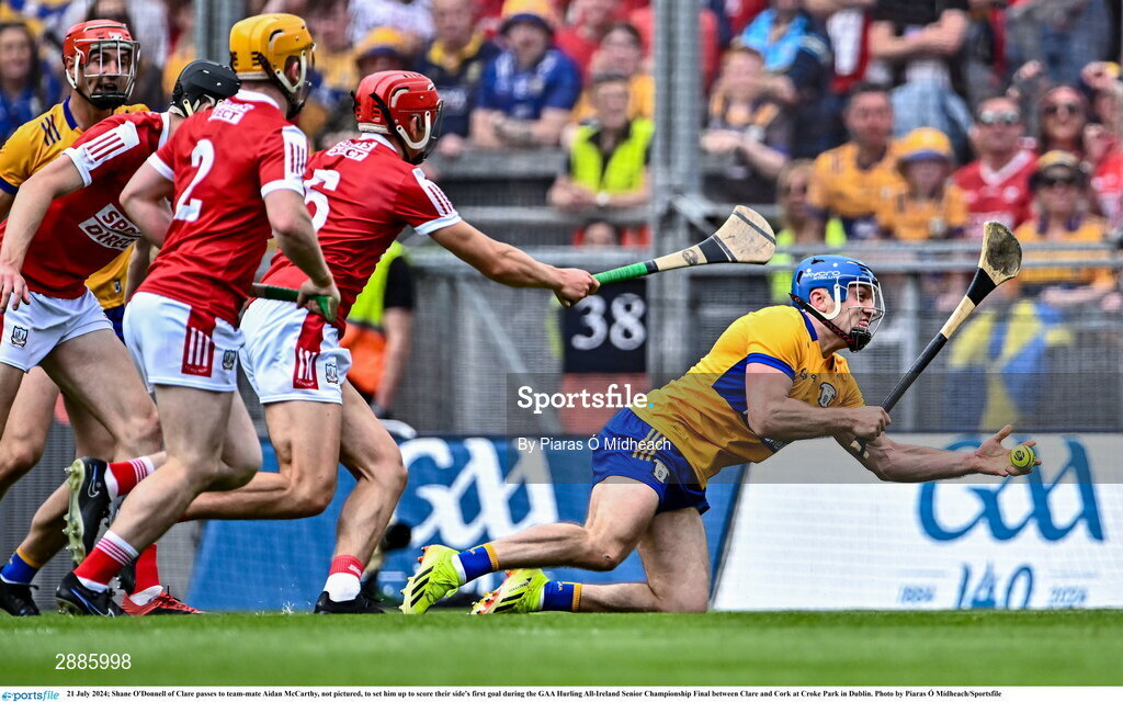 21 July 2024; Shane O'Donnell of Clare passes to team-mate Aidan McCarthy, not pictured, to set him up to score their side's first goal during the GAA Hurling All-Ireland Senior Championship Final between Clare and Cork at Croke Park in Dublin. Photo by Piaras Ó Mídheach/Sportsfile