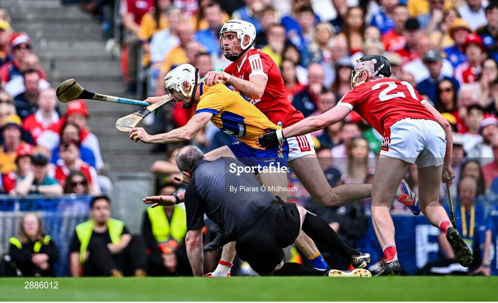 21 July 2024; Ryan Taylor of Clare in action against Tim O'Mahony of Cork, as referee Johnny Murphy stumbles during the GAA Hurling All-Ireland Senior Championship Final between Clare and Cork at Croke Park in Dublin. Photo by Piaras Ó Mídheach/Sportsfile