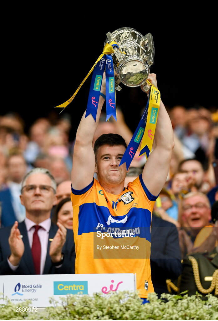21 July 2024; Tony Kelly of Clare lifts the Liam MacCarthy cup following victory in the GAA Hurling All-Ireland Senior Championship Final between Clare and Cork at Croke Park in Dublin. Photo by Stephen McCarthy/Sportsfile