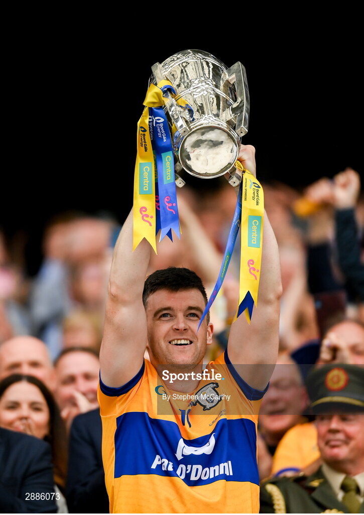 21 July 2024; Tony Kelly of Clare lifts the Liam MacCarthy cup following victory in the GAA Hurling All-Ireland Senior Championship Final between Clare and Cork at Croke Park in Dublin. Photo by Stephen McCarthy/Sportsfile