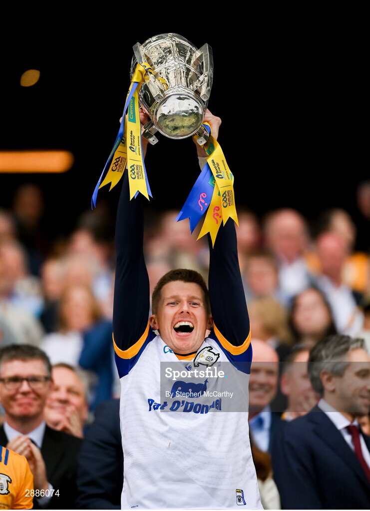 21 July 2024; Clare goalkeeper Eibhear Quilligan lifts the Liam MacCarthy cup after the GAA Hurling All-Ireland Senior Championship Final between Clare and Cork at Croke Park in Dublin. Photo by Stephen McCarthy/Sportsfile