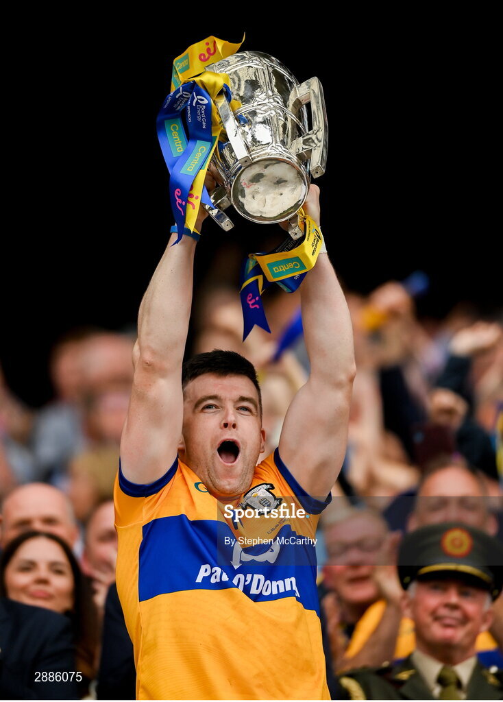 21 July 2024; Tony Kelly of Clare lifts the Liam MacCarthy cup following victory in the GAA Hurling All-Ireland Senior Championship Final between Clare and Cork at Croke Park in Dublin. Photo by Stephen McCarthy/Sportsfile