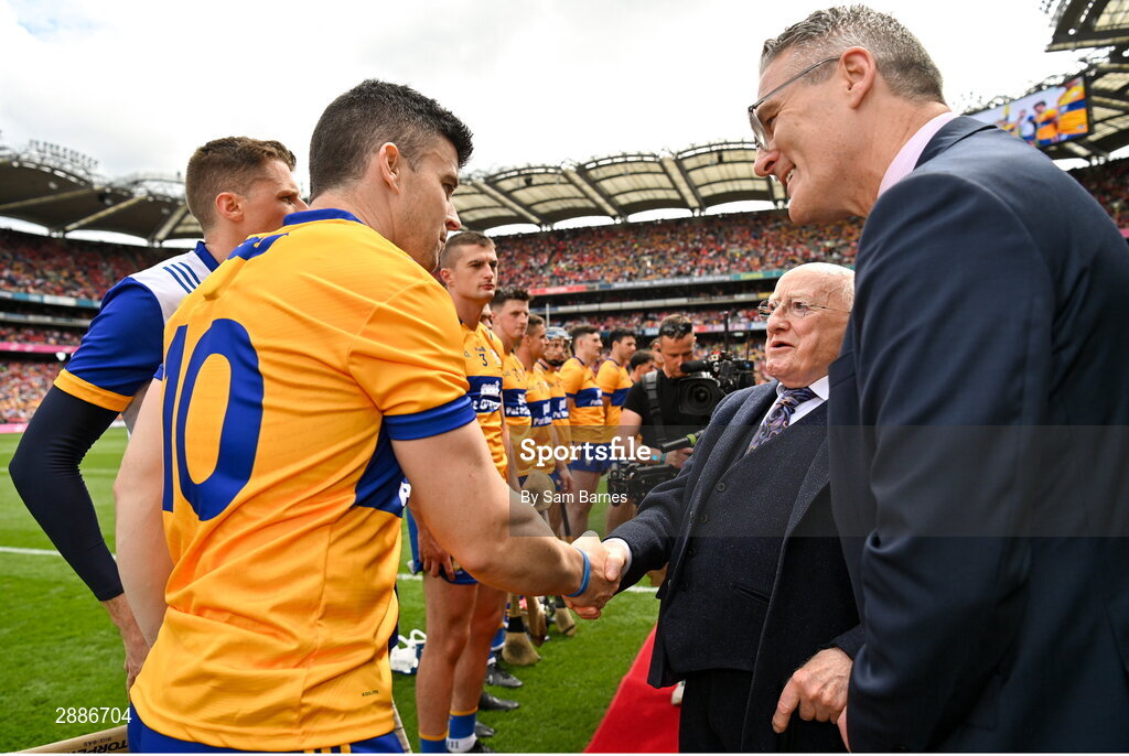 21 July 2024; President of Ireland Michael D Higgins shakes hands with Tony Kelly of Clare, alongside Uachtarán Chumann Lúthchleas Gael Jarlath Burns before the GAA Hurling All-Ireland Senior Championship Final between Clare and Cork at Croke Park in Dublin. Photo by Sam Barnes/Sportsfile