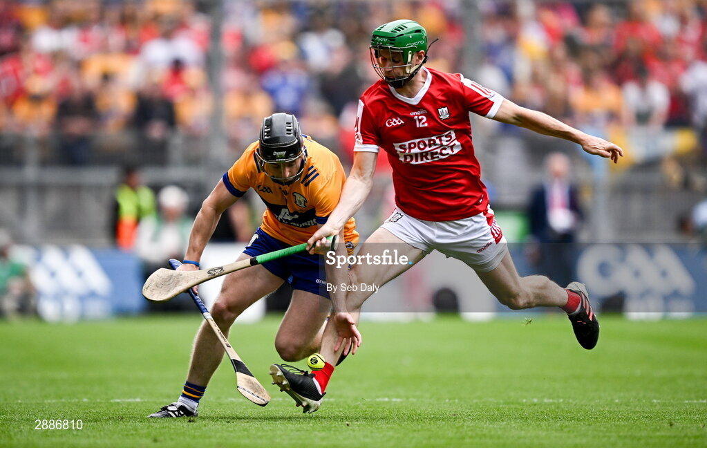 21 July 2024; Tony Kelly of Clare in action against Séamus Harnedy of Cork during the GAA Hurling All-Ireland Senior Championship Final match between Clare and Cork at Croke Park in Dublin. Photo by Seb Daly/Sportsfile