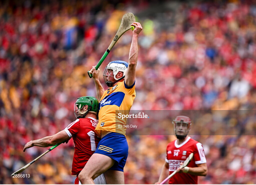 21 July 2024; Diarmuid Ryan of Clare in action against Séamus Harnedy of Cork during the GAA Hurling All-Ireland Senior Championship Final match between Clare and Cork at Croke Park in Dublin. Photo by Seb Daly/Sportsfile