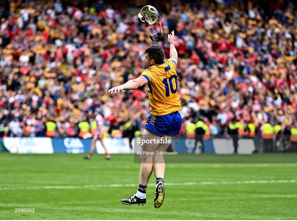 21 July 2024; Clare captain Tony Kelly celebrates after his side's victory in the GAA Hurling All-Ireland Senior Championship Final between Clare and Cork at Croke Park in Dublin. Photo by Piaras Ó Mídheach/Sportsfile