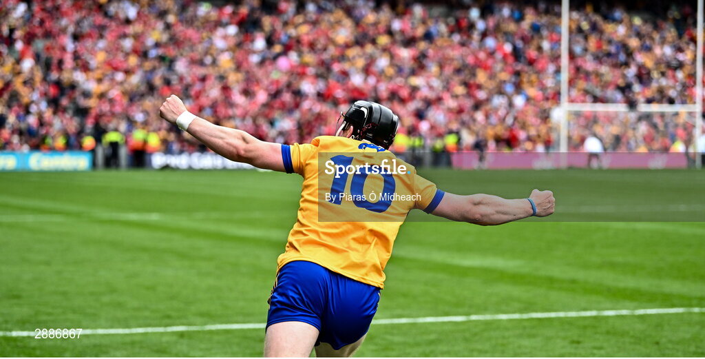 21 July 2024; Clare captain Tony Kelly celebrates after his side's victory in the GAA Hurling All-Ireland Senior Championship Final between Clare and Cork at Croke Park in Dublin. Photo by Piaras Ó Mídheach/Sportsfile