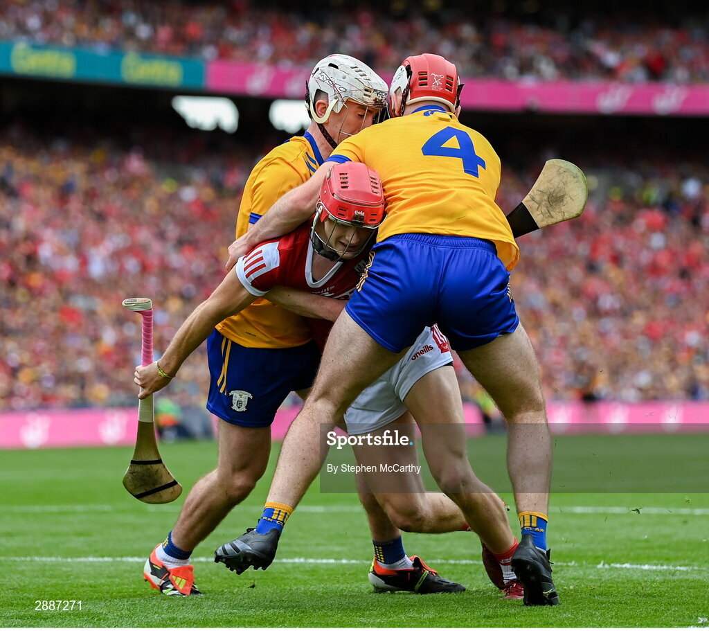 21 July 2024; Alan Connolly of Cork in action against Adam Hogan, left, and Conor Leen, 4, of Clare during the GAA Hurling All-Ireland Senior Championship Final between Clare and Cork at Croke Park in Dublin. Photo by Stephen McCarthy/Sportsfile