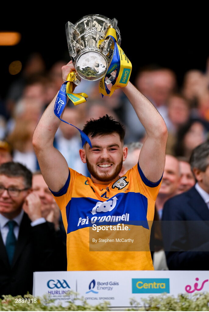 21 July 2024; Conor Leen of Clare lifts the Liam MacCarthy cup following victory in the GAA Hurling All-Ireland Senior Championship Final between Clare and Cork at Croke Park in Dublin. Photo by Stephen McCarthy/Sportsfile