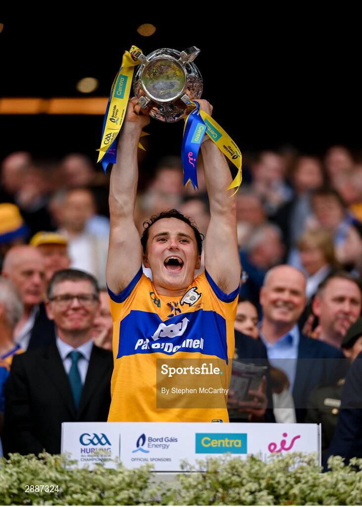 21 July 2024; Darragh Lohan of Clare lifts the Liam MacCarthy cup following victory in the GAA Hurling All-Ireland Senior Championship Final between Clare and Cork at Croke Park in Dublin. Photo by Stephen McCarthy/Sportsfile