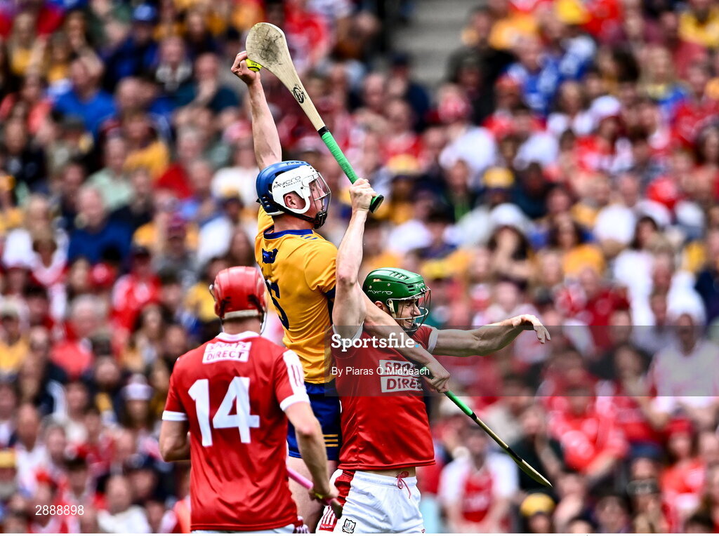 21 July 2024; Diarmuid Ryan of Clare catches the ball ahead of Séamus Harnedy of Cork during the GAA Hurling All-Ireland Senior Championship Final between Clare and Cork at Croke Park in Dublin. Photo by Piaras Ó Mídheach/Sportsfile