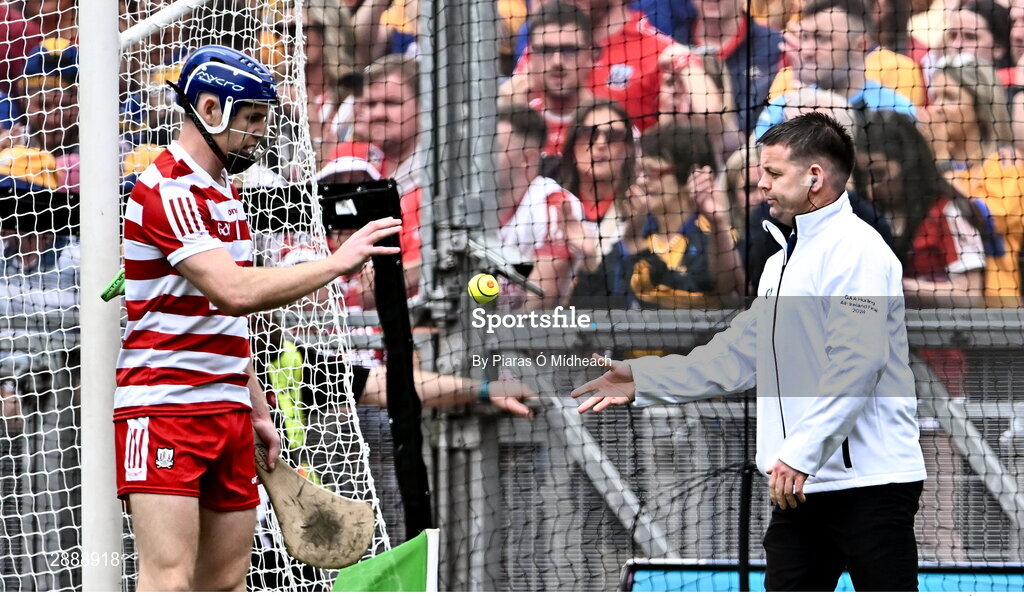 21 July 2024; Umpire Jimmy Barry Murphy gives a sliotar to Cork goalkeeper Patrick Collins during the GAA Hurling All-Ireland Senior Championship Final between Clare and Cork at Croke Park in Dublin. Photo by Piaras Ó Mídheach/Sportsfile
