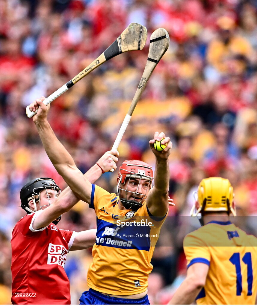 21 July 2024; Peter Duggan of Clare catches a poc out during the GAA Hurling All-Ireland Senior Championship Final between Clare and Cork at Croke Park in Dublin. Photo by Piaras Ó Mídheach/Sportsfile