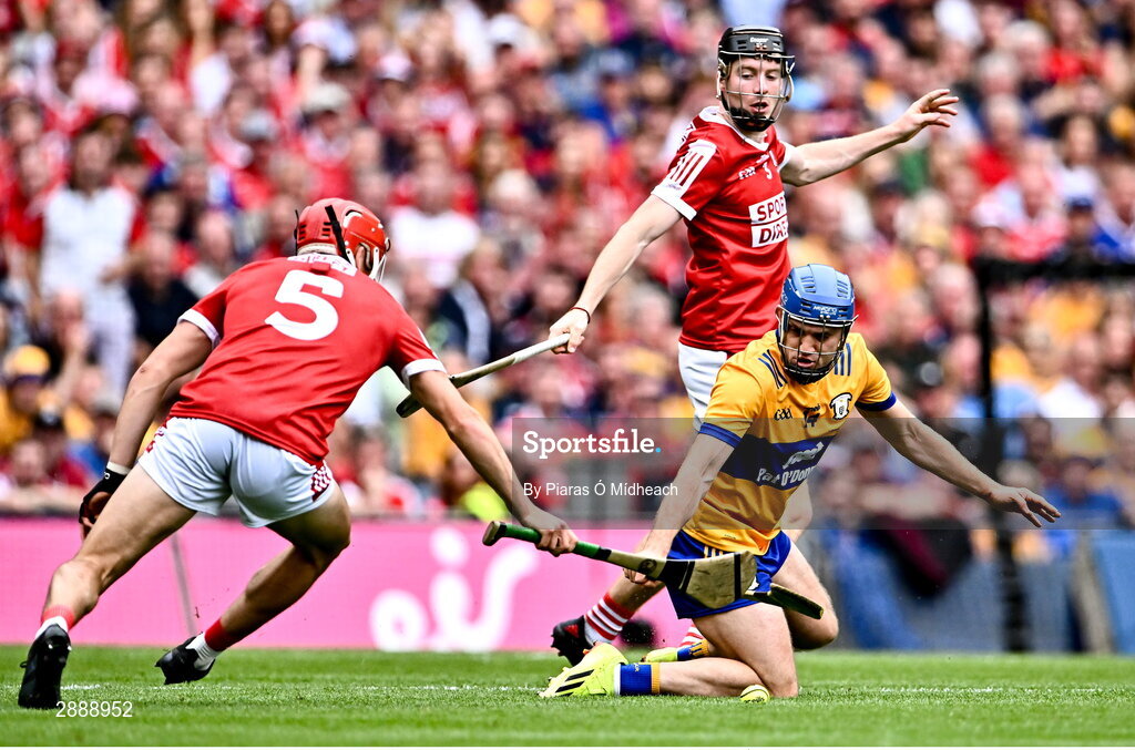 21 July 2024; Shane O'Donnell of Clare in action against Ciarán Joyce, 5, and Eoin Downey of Cork during the GAA Hurling All-Ireland Senior Championship Final between Clare and Cork at Croke Park in Dublin. Photo by Piaras Ó Mídheach/Sportsfile