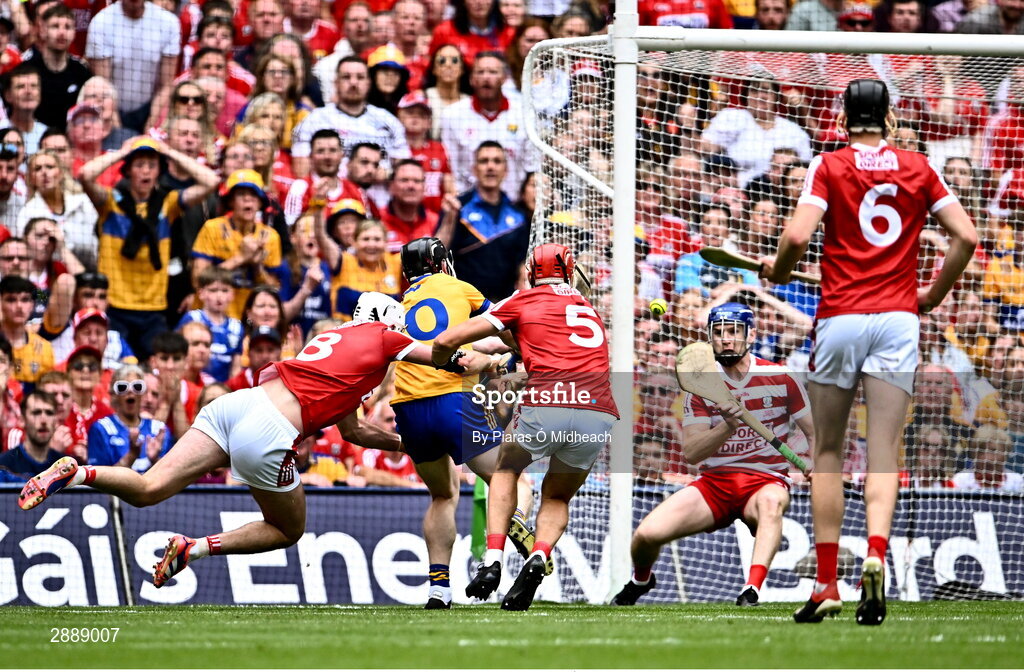 21 July 2024; Tony Kelly of Clare on his way to scoring his side's third goal during the GAA Hurling All-Ireland Senior Championship Final between Clare and Cork at Croke Park in Dublin. Photo by Piaras Ó Mídheach/Sportsfile
