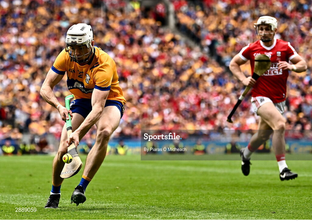 21 July 2024; Ryan Taylor of Clare gets to the ball ahead of Tommy O'Connell of Cork during the GAA Hurling All-Ireland Senior Championship Final between Clare and Cork at Croke Park in Dublin. Photo by Piaras Ó Mídheach/Sportsfile