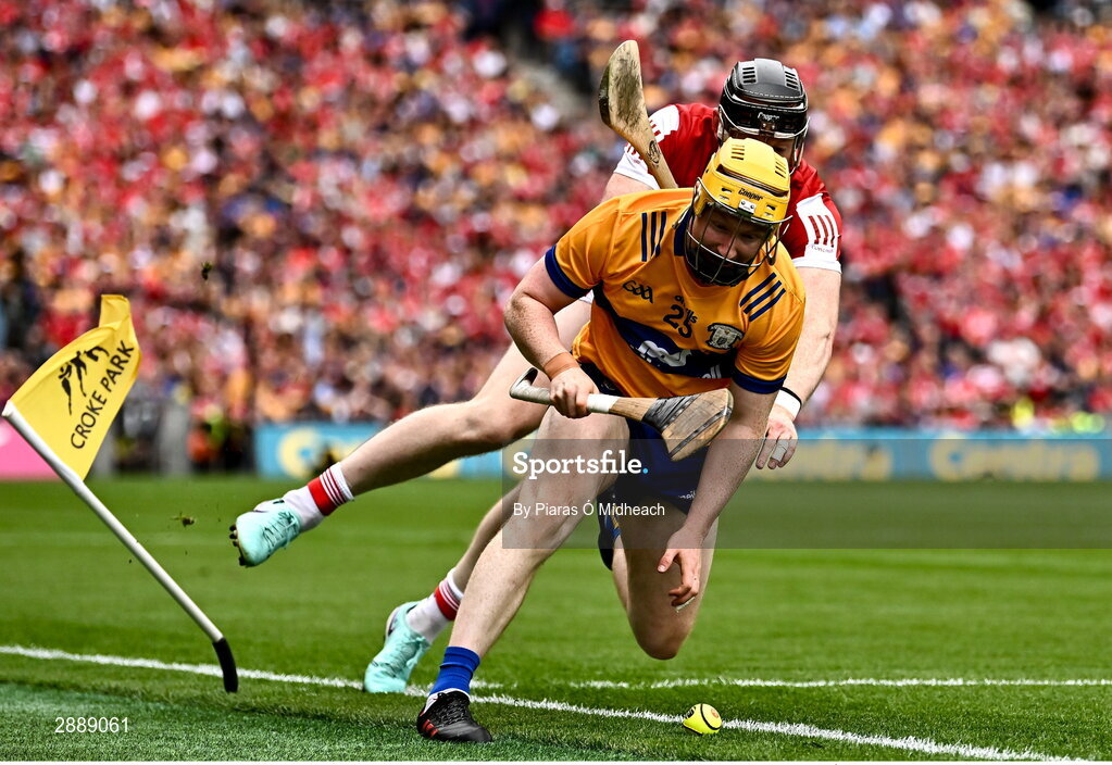 21 July 2024; Shane Meehan of Clare in action against Damien Cahalane of Cork during the GAA Hurling All-Ireland Senior Championship Final between Clare and Cork at Croke Park in Dublin. Photo by Piaras Ó Mídheach/Sportsfile