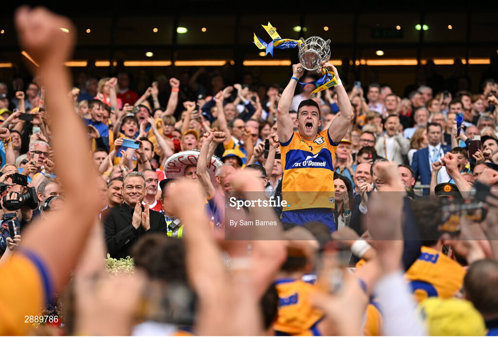 21 July 2024; Clare captain Tony Kelly lifts Liam MacCarthy cup after his side's victory in the GAA Hurling All-Ireland Senior Championship Final between Clare and Cork at Croke Park in Dublin. Photo by Sam Barnes/Sportsfile