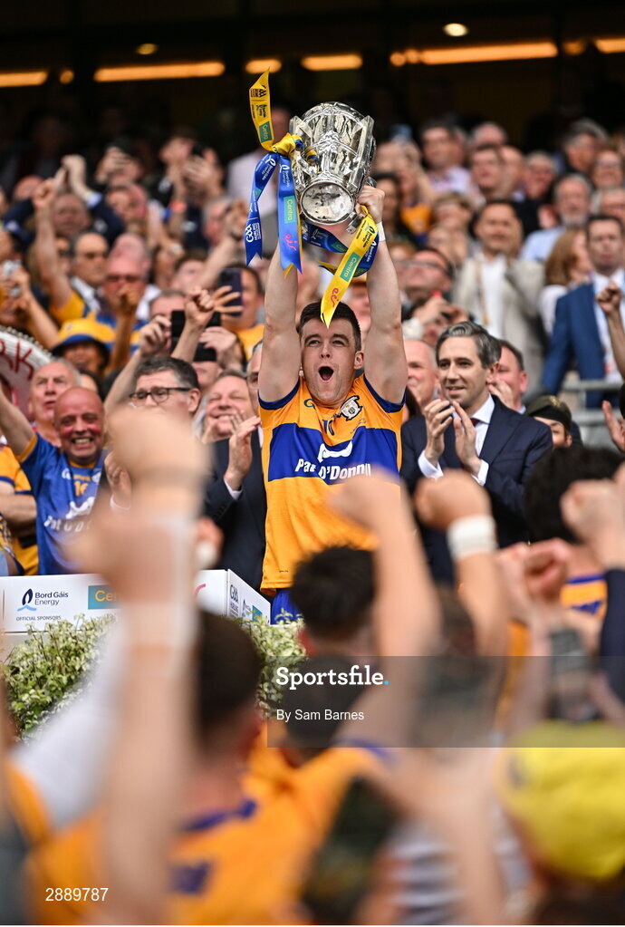 21 July 2024; Clare captain Tony Kelly lifts Liam MacCarthy cup after his side's victory in the GAA Hurling All-Ireland Senior Championship Final between Clare and Cork at Croke Park in Dublin. Photo by Sam Barnes/Sportsfile