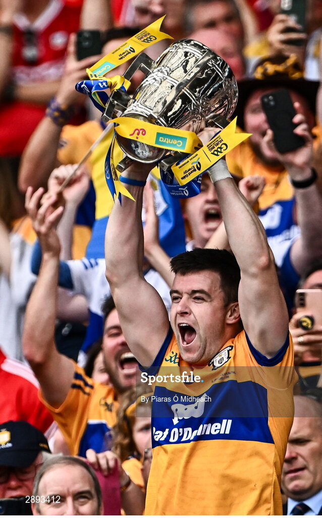 21 July 2024; Clare captain Tony Kelly lifts the Liam MacCarthy Cup after his side's victory in the GAA Hurling All-Ireland Senior Championship Final between Clare and Cork at Croke Park in Dublin. Photo by Piaras Ó Mídheach/Sportsfile