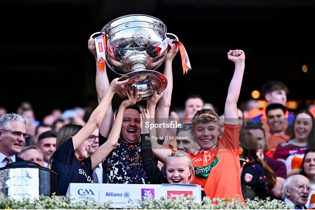28 July 2024; Armagh goalkeeping coach Ciaran McKinney lifts the Sam Maguire Cup after the GAA Football All-Ireland Senior Championship Final match between Armagh and Galway at Croke Park in Dublin. Photo by Piaras Ó Mídheach/Sportsfile