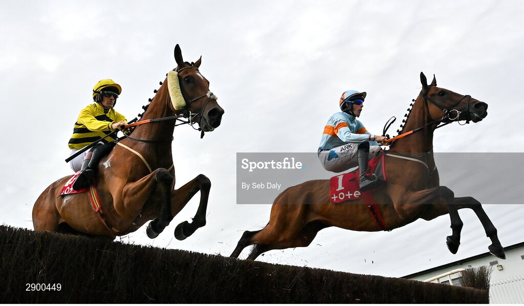 31 July 2024; Amirite, left, with Sam Twiston-Davies up, and Ash Tree Meadow, with Alex Harvey up, during the Tote Galway Plate during day three of the Galway Races Summer Festival at Ballybrit Racecourse in Galway. Photo by Seb Daly/Sportsfile