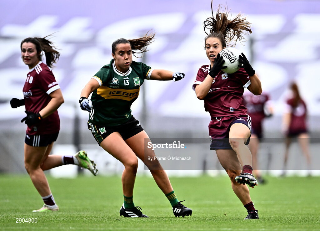 4 August 2024; Aoife Ní Cheallaigh of Galway wins possession ahead of Danielle O'Leary of Kerry during the TG4 All-Ireland Ladies Football Senior Championship final match between Galway and Kerry at Croke Park in Dublin. Photo by Piaras Ó Mídheach/Sportsfile