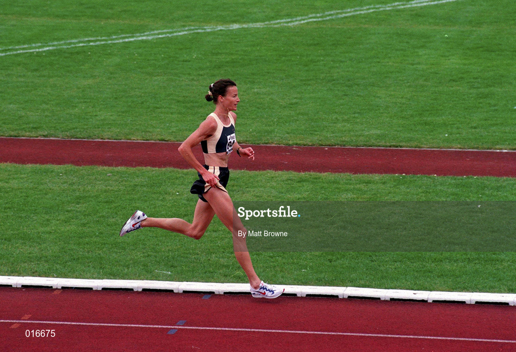 25 July 1998; Sonia O'Sullivan of Ballymore Cobh A.C. on her way to winning the Women's 5000m race during the BLÉ National Track & Field Championships at Morton Stadium in Santry, Dublin. Photo by Matt Browne/Sportsfile
