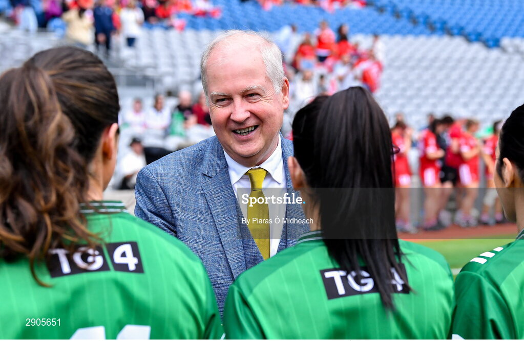 4 August 2024; Ardstiúrthóir of TG4 Alan Esslemont meets the Fermanagh players before the TG4 All-Ireland Ladies Football Junior Championship final match between Fermanagh and Louth at Croke Park in Dublin. Photo by Piaras Ó Mídheach/Sportsfile